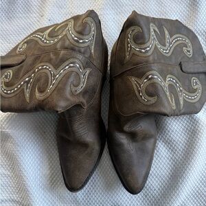 Elegant Embroidered Heeled Boots